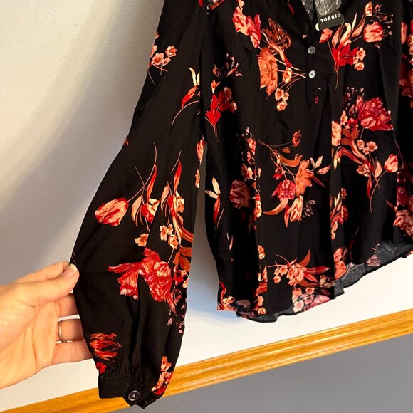 Torrid Women's Blouse Size 0 (L) V Neck, Long Sleeve Floral Black/Coral - Picture 3 of 8